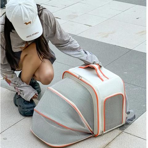 Portable pet bags expandable and breathable