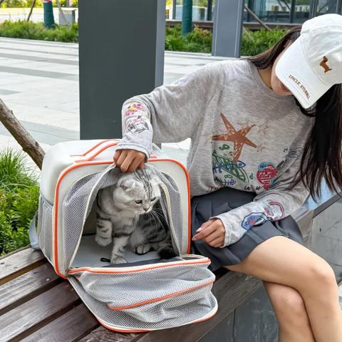 Portable pet bags expandable and breathable